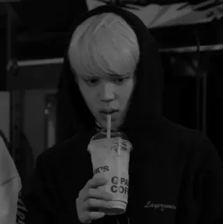 🖇 Jimin kpop, idol, café, blanco y negro, sudadera con capucha, bebiendo whatsapp sticker