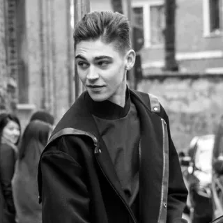 🗝 Potret, Hitam putih, Pria, Jaket, Orang, Hero Fiennes Tiffin telegram sticker