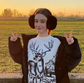 ✌️ ผู้หญิง, สัญลักษณ์สันติภาพ, เสื้อสเวตเตอร์, ที่ปิดหู, กวาง, ภาพเหมือน telegram sticker