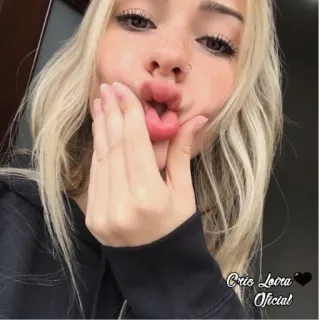 😘 Cris Loora Oficial telegram sticker