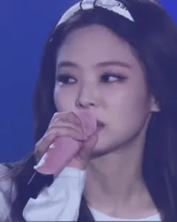 🥹 Jennie Kim K-pop, Penyanyi, Blackpink, Jennie, Musik, Mikrofon whatsapp sticker