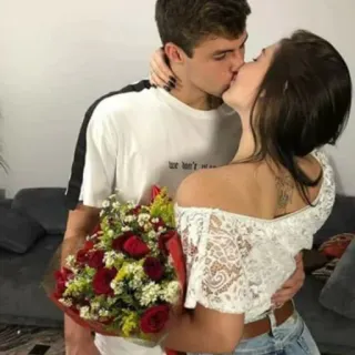 ❤️ we don't match casal, beijo, romance, amor, relacionamento, buquê, flores, rosas telegram sticker