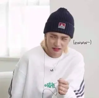 😒 이유는 orang, ekspresi, topi, sweter, korea telegram sticker