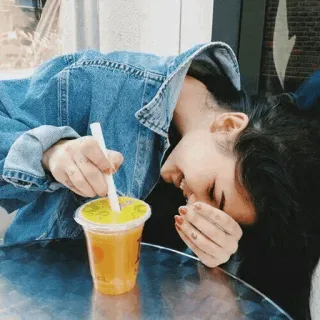 😂 persona, bebida, bubble tea, bebida, mesa, chaqueta vaquera, mujer telegram sticker