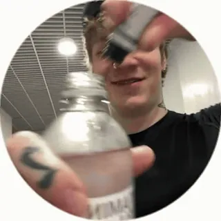 🍾 personne, bouteille, mélange, liquide, tatouage, main telegram sticker