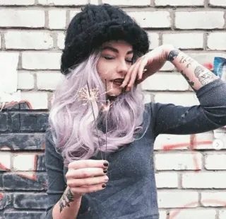 🐼 Frau, Wunderkerzen, Porträt, Hut, Haare, Tätowierungen telegram sticker