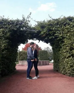 💕 Paar, küssen, Liebe, Romantik, Park, Garten, Beziehung telegram sticker