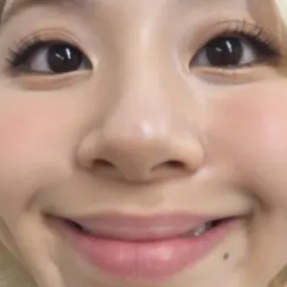 ☺️ cara, mujer, retrato, primer plano, kpop, Chaeyoung whatsapp sticker