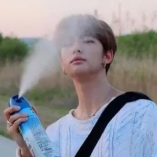 🍫 homem, spray, limpeza, hyunjin whatsapp sticker