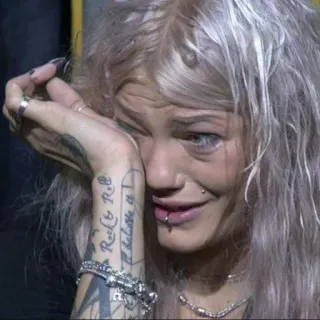 🇧🇬 Rock & Roll Frau, Tattoo, weinend, Tränen, traurig, emotional, Porträt telegram sticker