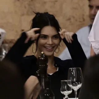 💅 Kendall Jenner женщина, знаменитость, улыбается, стол, ест whatsapp sticker