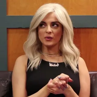 🤔 Bebe Rexha Bebe Sänger, Promi, blond, Porträt, Halskette, weiblich, Frau telegram sticker