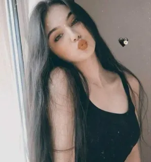 😙 女性, 女の子, ロングヘア, ポートレート, 黒いシャツ, しかめっ面 telegram sticker