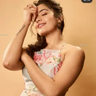 😍 mulher, retrato, vestido, floral, sorrindo, beleza, pessoa whatsapp sticker