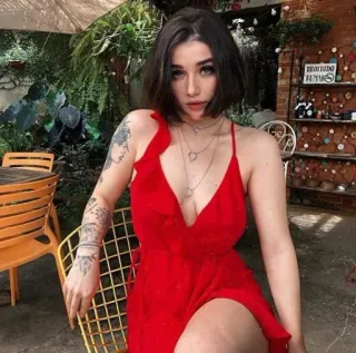🤍 mujer, vestido rojo, retrato, morena, sentada, silla, chica, tatuaje whatsapp sticker
