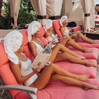 💆‍♀️ mulheres, toalha, fato de banho, relaxando, piscina, relaxamento, férias telegram sticker