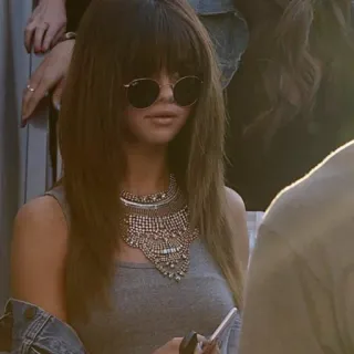 🍰 Selena Gomez Sänger, Promi, Schauspielerin, Halskette, Sonnenbrille, Frau telegram sticker