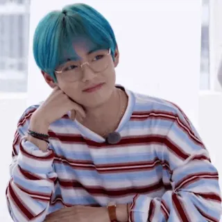 🤙 V kpop, cantante, idol, maschio, occhiali, capelli blu whatsapp sticker