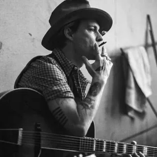 ➰ homme, chapeau, guitare, cigarette, noir et blanc, portrait, tatouages telegram sticker