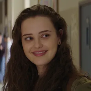 🙂 Hannah Baker 13 Reasons Why ragazza, teenager, ritratto, sorriso, capelli, bruna whatsapp sticker