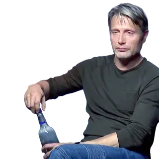 🍸 Mads Mikkelsen Actor, Celebridad, Mads Mikkelsen, Retrato, Botella, Sentado telegram sticker