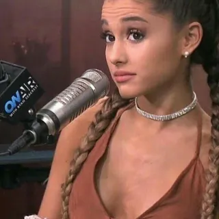 🤔 Ariana Grande cantor, celebridade, mulher, microfone, tv, brincos, colar, beleza whatsapp sticker