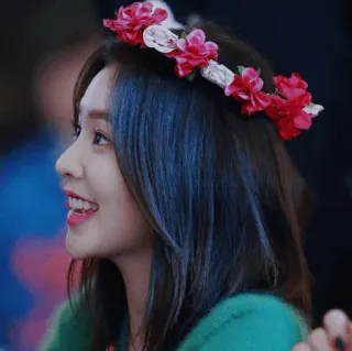 🌨 femme, portrait, fleurs, couronne de fleurs, profil, sourire telegram sticker