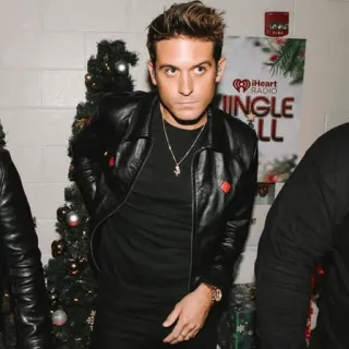 💰 iHeartRADIO JINGLE BALL iHeartRADIO, Jingle Ball, music, concert, holiday telegram sticker