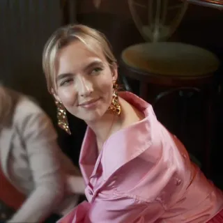 🌙 Jodie Comer Schauspielerin, Porträt, blond, rosa, Ohrringe telegram sticker