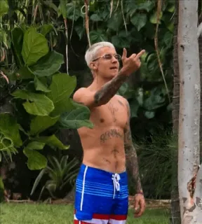 🖕 uomo, dito medio, gesto, offensivo, a torso nudo, tatuaggi, pantaloncini telegram sticker