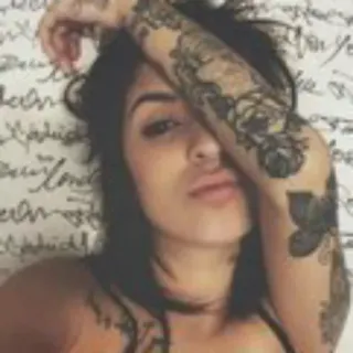 😒 mulher, tatuagem, selfie, retrato, braço, corpo telegram sticker