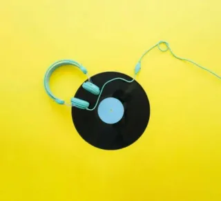 🎵 musique, casque, vinyle, audio, son, divertissement, technologie telegram sticker