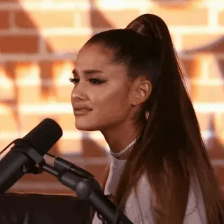 🌃 Ariana Grande นักร้อง, คนดัง, ป๊อปสตาร์, ไมโครโฟน, การบันทึก, พอดแคสต์ telegram sticker