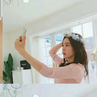 💖 femme, selfie, couronne de fleurs, intérieur, pull rose, prendre photo telegram sticker