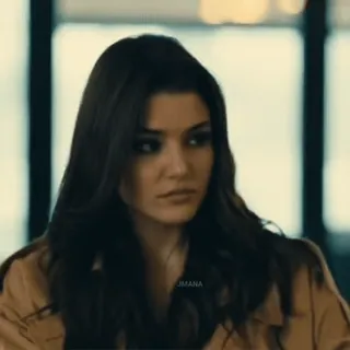 🍯 UMANA mujer, retrato, Hande Erçel, actriz, celebridad telegram sticker