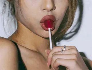 😂 棒付きキャンディ, キャンディ, 女性, 女の子, 食べ物, 甘い telegram sticker