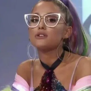 🤨 Ariana Grande celebrytka, piosenkarka, kobieta, okulary, gwiazda pop telegram sticker