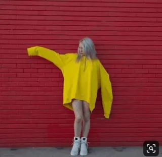 ✨ Billie Eilish Billie Eilish, chanteuse, célébrité, musicienne, sweat jaune, cheveux gris telegram sticker