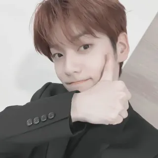 🎧 persona, hombre, retrato, sonrisa, gesto con la mano, traje telegram sticker