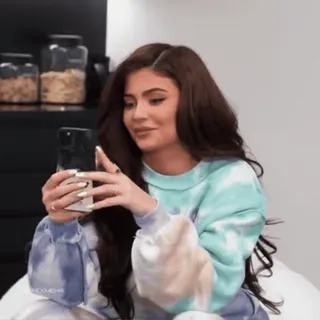 ▪️ Kylie Jenner pessoa, selfie, mulher, celebridade, tirando foto, morena telegram sticker
