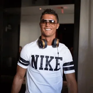 🖤 Cristiano Ronaldo 足球, 足球运动员, 运动员, 耐克, 耳机, 太阳镜 telegram sticker