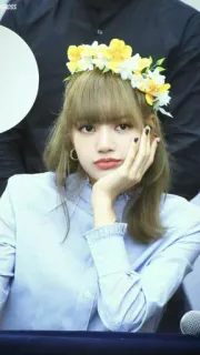 😕 Lisa Лиса, Blackpink, цветочный венок, K-pop, айдол, певица, знаменитость telegram sticker