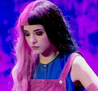 ☹️ Melanie Martinez, cantante, capelli rosa, viola, piercing naso telegram sticker