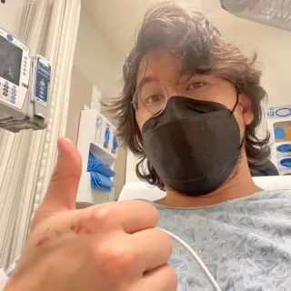 👍 médical, hôpital, masque, pouce levé, blessure, patient telegram sticker