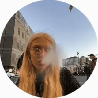 🥱 vrouw, roken, blond, bril, straat, stad telegram sticker
