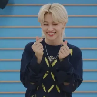 💫 kpop, idole, cœur avec les doigts, mignon, personne, sourire telegram sticker