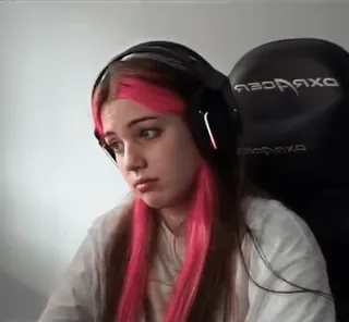 😕 donna, ragazza, cuffie, capelli rosa, persona, gamer, DXRacer, sedia telegram sticker