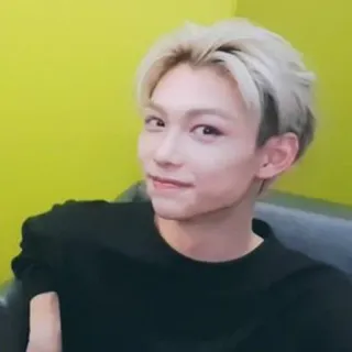 😉 portret, mężczyzna, uśmiech, osoba, twarz, blond włosy, męski telegram sticker