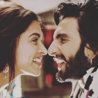 😆 Deepika Padukone, Ranveer Singh, Actores indios, Bollywood, Romance, Primer plano, Retrato, Sonriendo telegram sticker
