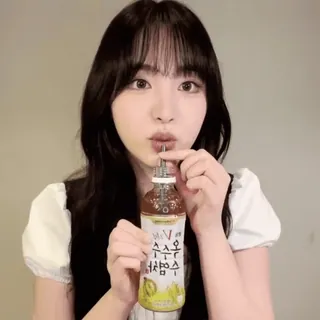 🤍 수수엿 샴푸물 女性, 飲み物, 韓国, シャンプー, 美容, 食べ物, 甘い whatsapp sticker